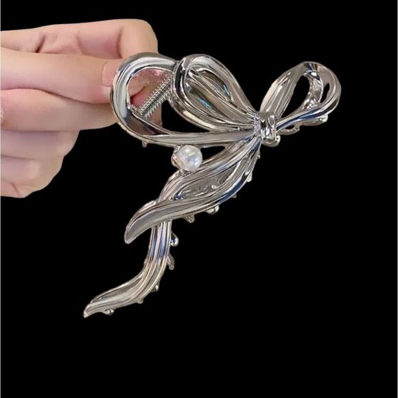 Brand New Silver Ribbon With Pearl Hair Clip - Picture 1 of 8